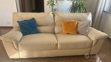 Divano 3 posti beige elegante e comodo