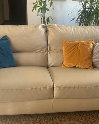 Divano 3 posti beige elegante e comodo