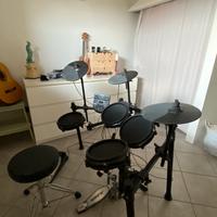 Batteria Alesis con sgabello e leggio