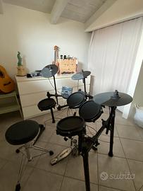 Batteria Alesis con sgabello e leggio