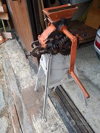 MULINO  PER CEREALI O SIMILI   MANUALE A  MANOVELL