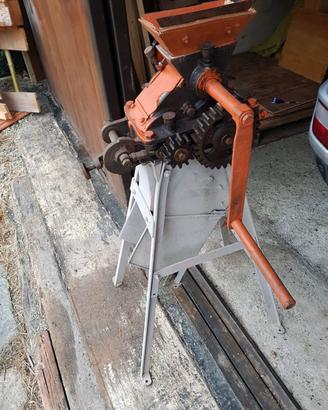 MULINO  PER CEREALI O SIMILI   MANUALE A  MANOVELL