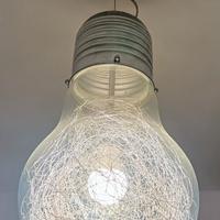 lampadario a forma di lampadina gigante 