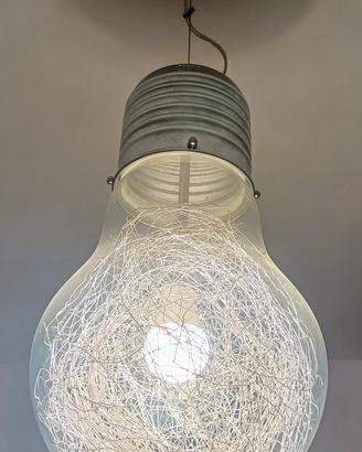 lampadario a forma di lampadina gigante 