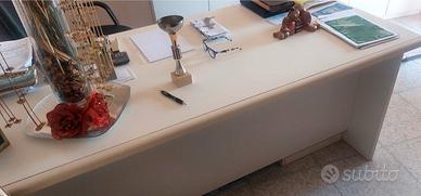 Scrivania e sedia studio