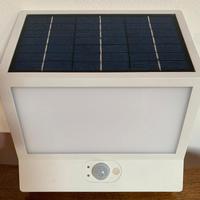 Lampada da parete con pannello solare