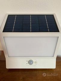 Lampada da parete con pannello solare