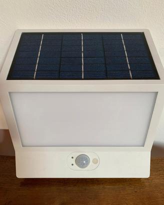 Lampada da parete con pannello solare