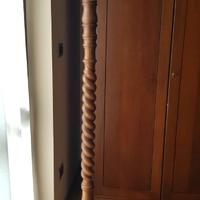 Appendiabiti da terra vintage in legno e ottone