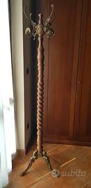 Appendiabiti da terra vintage in legno e ottone