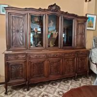 Credenza intagliata con vetrina
