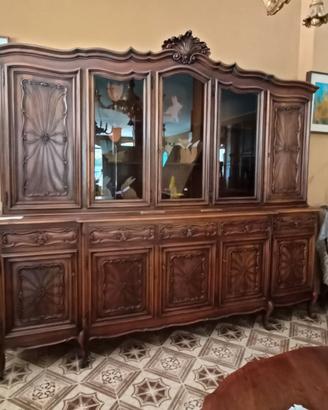 Credenza intagliata con vetrina