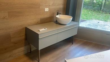 Mobile da bagno moderno con lavabo da appoggio
