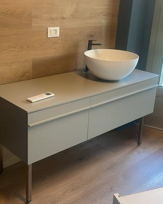 Mobile da bagno moderno con lavabo da appoggio