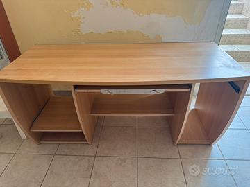 Scrivania in legno