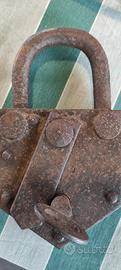 lucchetto antico con chiave