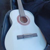chitarra classica  di colore bianca