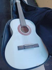 chitarra classica  di colore bianca