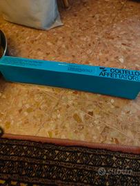 coltello elettrico e tagliere 