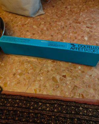 coltello elettrico e tagliere 