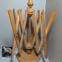 Arcolaio filarino in legno con base vintage