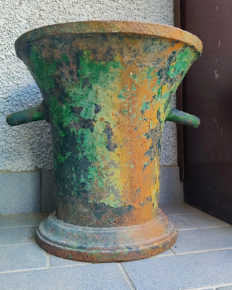 Antico mortaio in ghisa da erboristeria