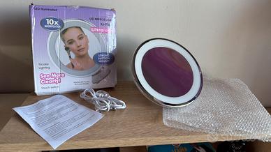 Specchio con luce e ventosa