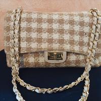 Borsa in pelle con  un  raffinato  pied de poule.