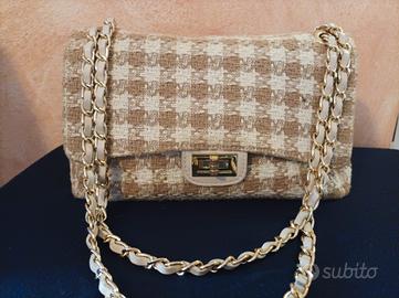 Borsa in pelle con  un  raffinato  pied de poule.