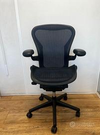 Herman Miller Aeron ricondizionata blu