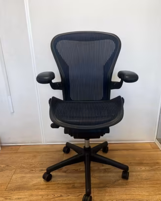 Herman Miller Aeron ricondizionata blu