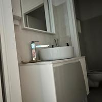 Mobile bagno con lavello e colonna portaoggetti
