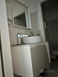 Mobile bagno con lavello e colonna portaoggetti