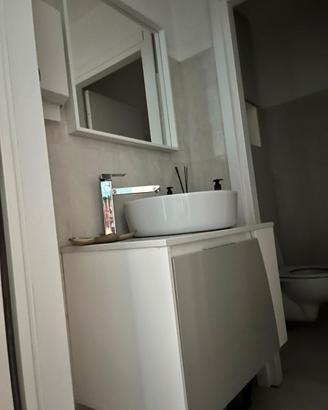 Mobile bagno con lavello e colonna portaoggetti
