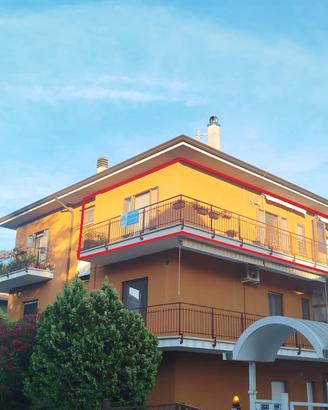 Panoramico con garage, soffitta e giardino
