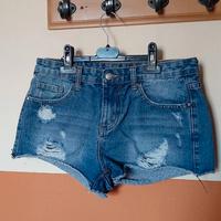 Short in jeans strappati