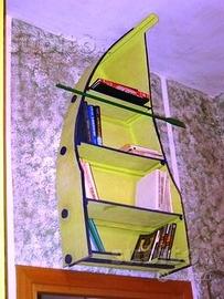 Libreria barca in legno