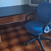 scrivania e sedia