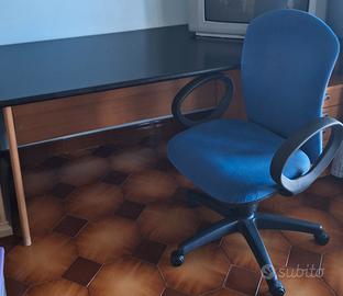 scrivania e sedia