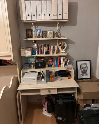 Scrivania bianca con libreria e ripiani