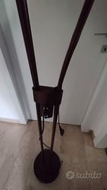 Piantana in ferro battuto.