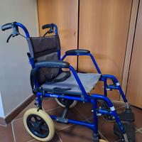 sedia a rotelle pieghevole e con poggiapiedi