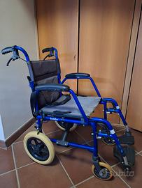 sedia a rotelle pieghevole e con poggiapiedi