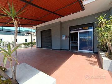 Ampio locale su strada principale