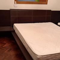Letto matrimoniale con comodini incorporati