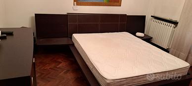Letto matrimoniale con comodini incorporati