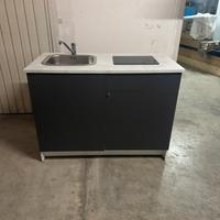 Cucinino con piano a induzione e lavello