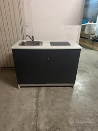 Cucinino con piano a induzione e lavello