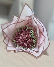 Bouquet di rose eterne in raso realizzato a mano