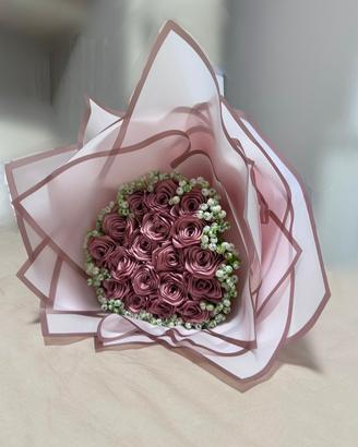 Bouquet di rose eterne in raso realizzato a mano